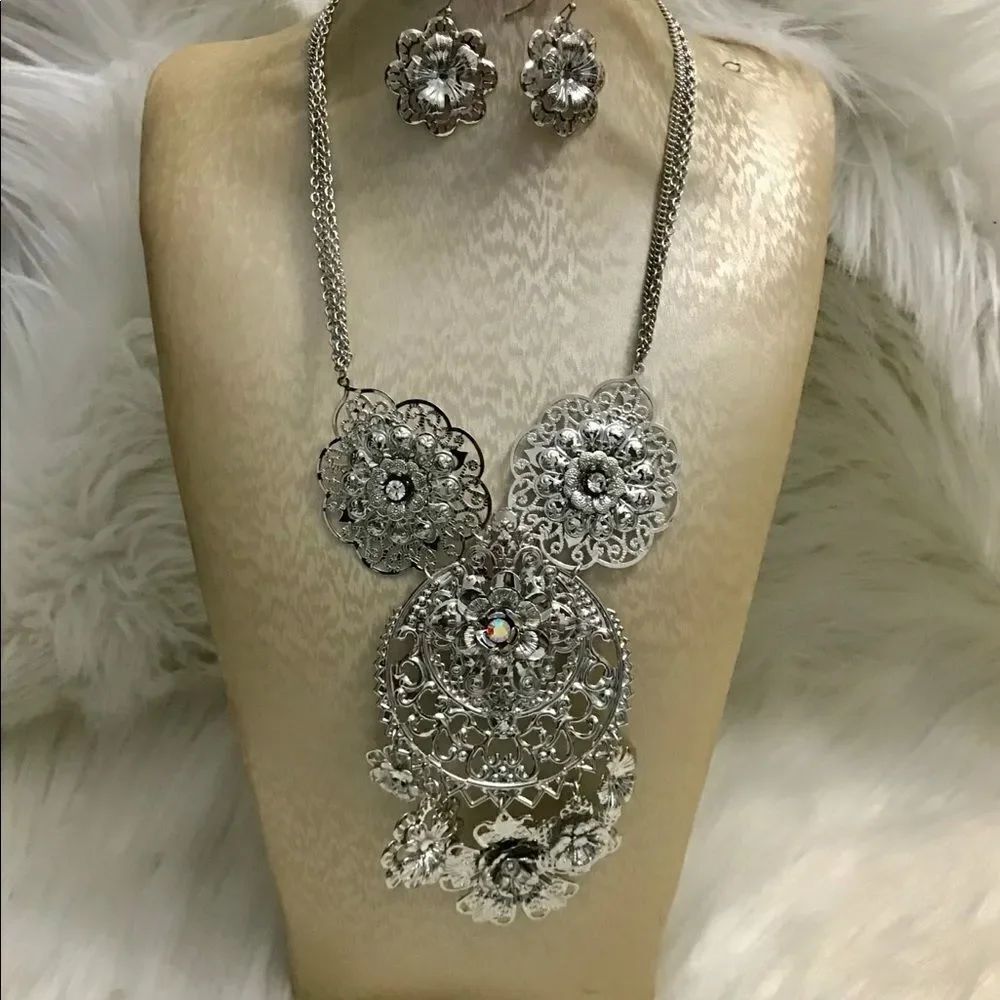 Silver floral patterned necklace and earrings set